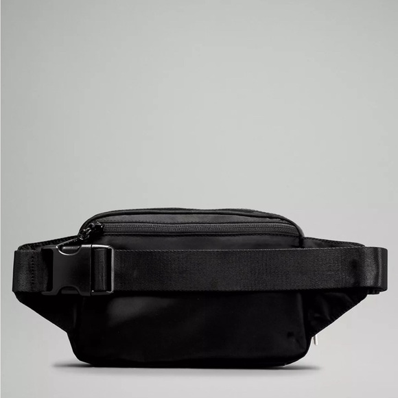 COPY - Lululemon Everywhere Belt Bag (Black) - Picture 2 of 4